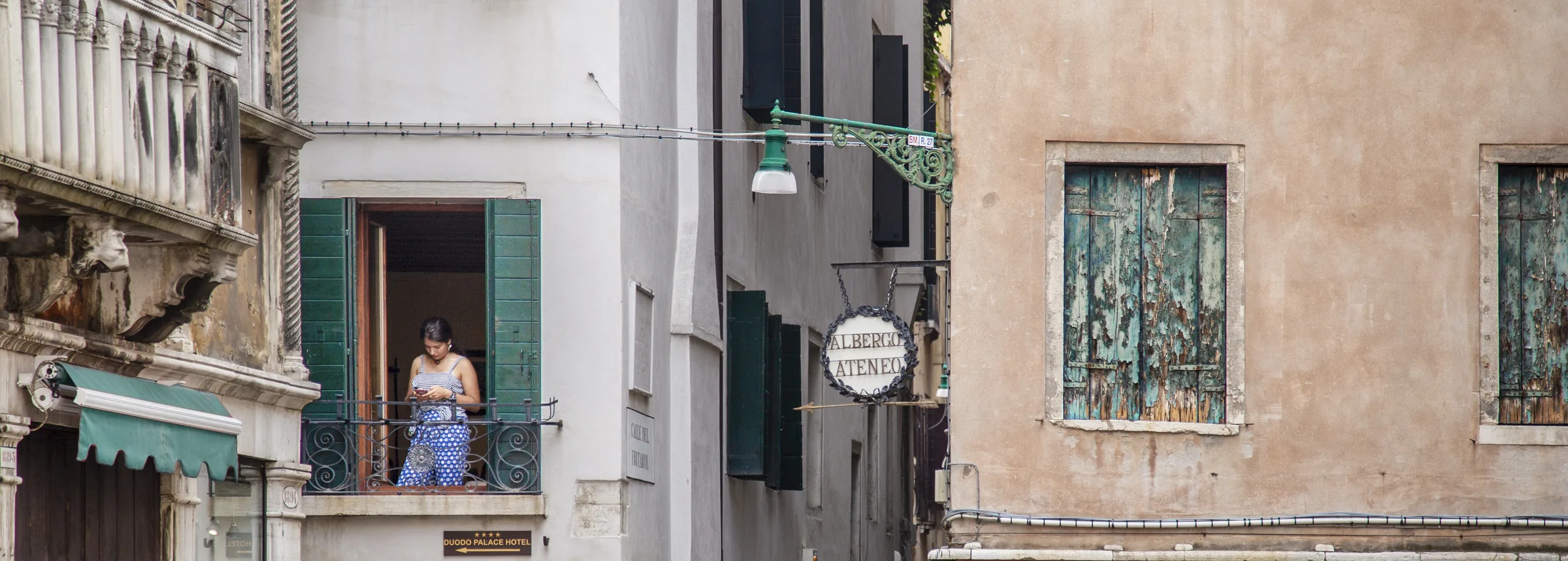 A wide alley in a Southern Italian town